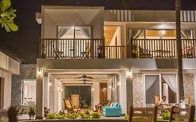 Aaki Hotel
